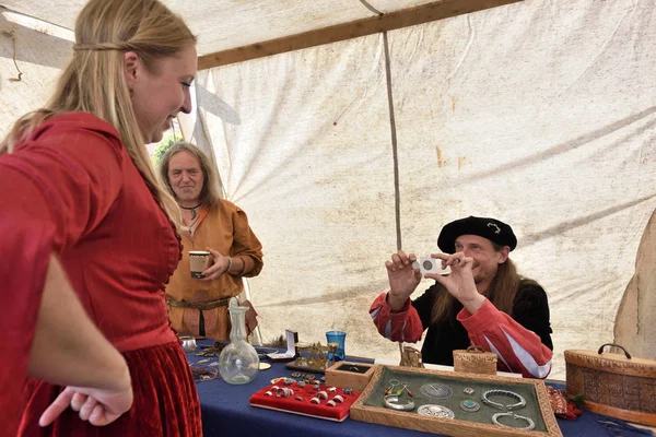 Vilnius Lithuania August Unknown People Trade Souvenirs Traditional Bartholomews Fair — Stock Photo, Image