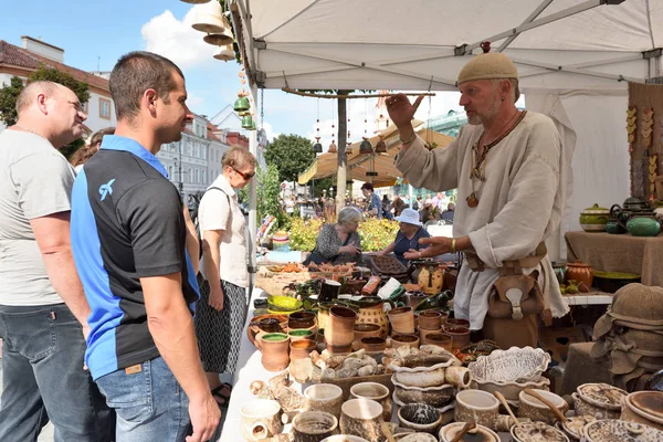 Vilnius Lithuania August Unknown People Trade Souvenirs Traditional Bartholomews Fair — Stock Photo, Image