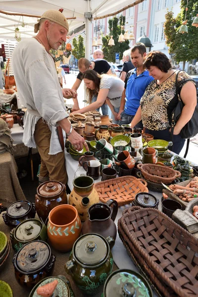 Vilna Lituania Agosto Personas Desconocidas Intercambian Recuerdos Tradicional Feria San —  Fotos de Stock