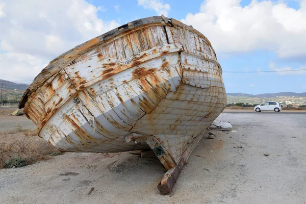 残破的废弃的小船 失事木费舍尔船 — 图库照片