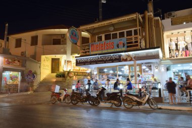 Platanias, Girit - 24 Ağustos: Street Platanias, Crete üzerinde 24 Ağustos 2018 yılında güneş battıktan sonra. Platanias Girit Yunan Adası bir kasaba ve belediyedir