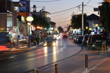 Platanias, Girit - 24 Ağustos: Street Platanias, Crete üzerinde 24 Ağustos 2018 yılında güneş battıktan sonra. Platanias Girit Yunan Adası bir kasaba ve belediyedir