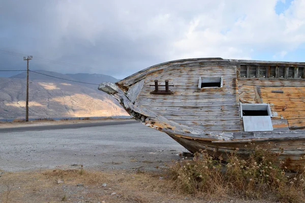 Разбитая Брошенная Лодка Разрушенная Деревянная Рыбацкая Лодка — стоковое фото