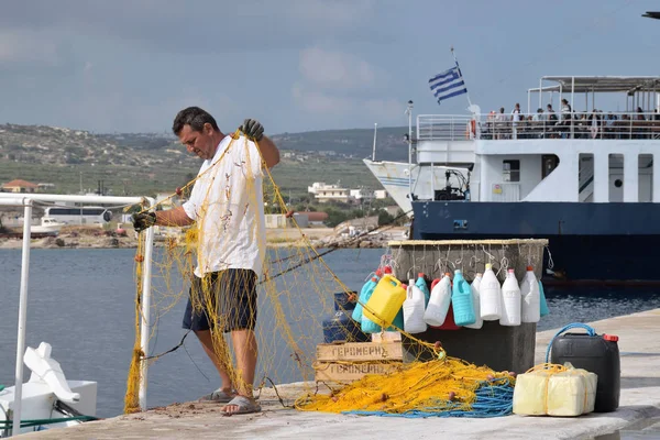 Греция Крит Августа Августа 2018 Года Рыбак Чинит Свою Сеть — стоковое фото