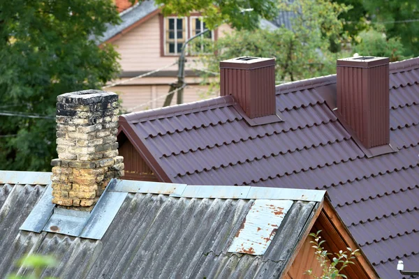 Stare Cegły Komina Dachu Domu Stary — Zdjęcie stockowe