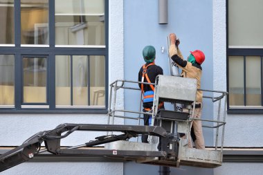 Vilnius, Litvanya - 12 Ekim: Çatıcılar Vilnius Litvanya 12 Ekim 2018 üzerinde yeni oluk sistemi yükleyin. Vilnius Litvanya ve yüzölçümü en büyük şehri başkenti olduğunu.