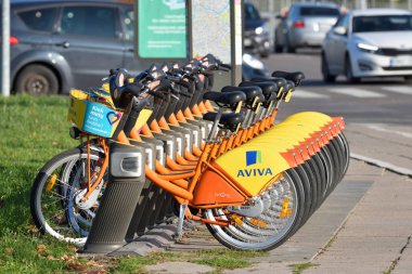 Vilnius, Litvanya - 12 Ekim: Renkli Aviva Bisiklet parkinkg, Vilnius Litvanya 12 Ekim 2018 kira için kullanılabilir. Vilnius Litvanya ve yüzölçümü en büyük şehri başkenti olduğunu.