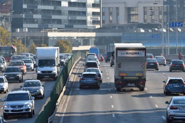 Vilnius, Litvanya, 12 Ekim: trafik, Vilnius, Litvanya 12 Ekim 2018 otoyol yolda araba. Vilnius Litvanya ve yüzölçümü en büyük şehri başkenti olduğunu.