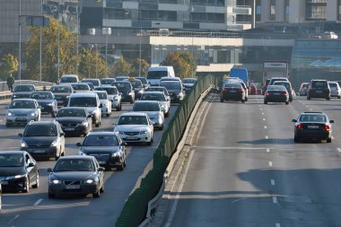 Vilnius, Litvanya, 12 Ekim: trafik, Vilnius, Litvanya 12 Ekim 2018 otoyol yolda araba. Vilnius Litvanya ve yüzölçümü en büyük şehri başkenti olduğunu.