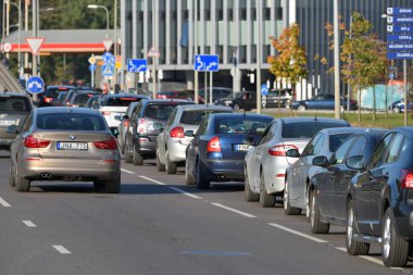 Vilnius, Litvanya, 12 Ekim: trafik, Vilnius, Litvanya 12 Ekim 2018 otoyol yolda araba. Vilnius Litvanya ve yüzölçümü en büyük şehri başkenti olduğunu.