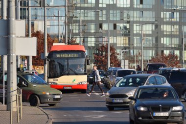 Vilnius, Litvanya, 12 Ekim: trafik, Vilnius, Litvanya üzerinde 12 Ekim 2018 sokak arabalar. Vilnius Litvanya ve yüzölçümü en büyük şehri başkenti olduğunu.