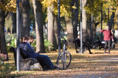 Vilnius, Litvanya, 12 Ekim: Kimliği belirsiz kişi dinlenme Park'ta genel 12 Ekim 2018 Vilnius, Litvanya. Vilnius Litvanya ve yüzölçümü en büyük şehri başkenti olduğunu.
