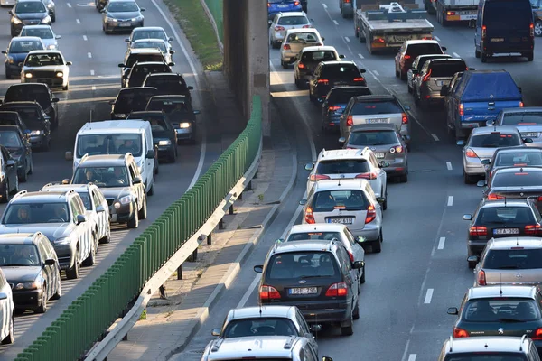 Vilnius, Litvanya, 12 Ekim: trafik, Vilnius, Litvanya üzerinde 12 Ekim 2018 sokak arabalar. Vilnius Litvanya ve yüzölçümü en büyük şehri başkenti olduğunu.