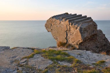 Bunker Baltık Denizi'nin eski bir kale, Liepaja, Letonya eski Sovyet temel Karosta parçası sahilde kalıntıları
