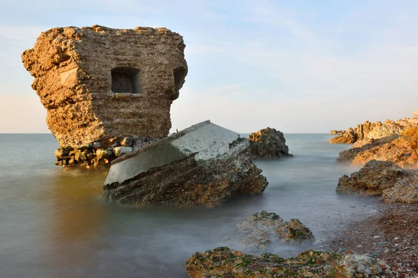 波罗的海海滩上的地堡遗址 位于拉脱维亚利耶帕亚前苏联基地 Karosta 的一个古老堡垒的一部分 — 图库照片