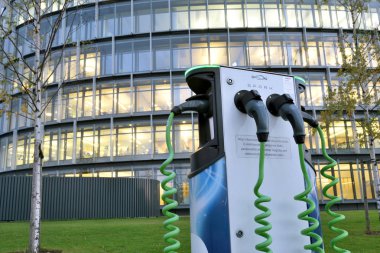 Vilnius, Litvanya, 31 Ekim: elektrikli araç şarj istasyonu 31 Ekim 2018 Vilnius, Litvanya. Vilnius Litvanya ve yüzölçümü en büyük şehri başkenti olduğunu.