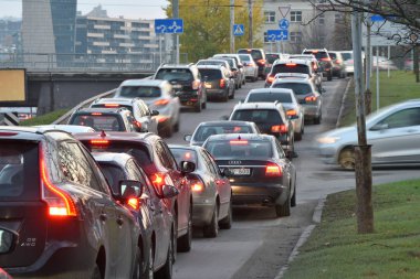 Vilnius, Litvanya, 31 Ekim: Trafik sıkışıklığı, Vilnius, Litvanya 31 Ekim 2018 otoyol yolda araba. Vilnius Litvanya ve yüzölçümü en büyük şehri başkenti olduğunu.