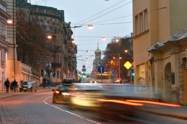 Vilnius, Litvanya, Kasım 02: Trafik Vilnius, Litvanya üzerinde 02 Kasım 2018 eski şehrin sokakta. Vilnius Litvanya ve yüzölçümü en büyük şehri başkenti olduğunu.