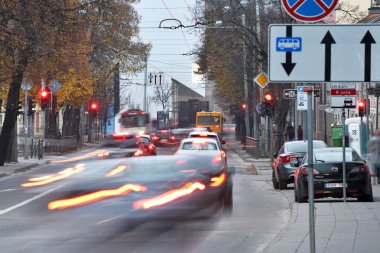 Vilnius, Litvanya, Kasım 02: Trafik Vilnius, Litvanya üzerinde 02 Kasım 2018 eski şehrin sokakta. Vilnius Litvanya ve yüzölçümü en büyük şehri başkenti olduğunu.