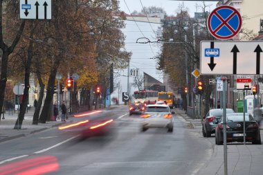 Vilnius, Litvanya, Kasım 02: Trafik Vilnius, Litvanya üzerinde 02 Kasım 2018 eski şehrin sokakta. Vilnius Litvanya ve yüzölçümü en büyük şehri başkenti olduğunu.