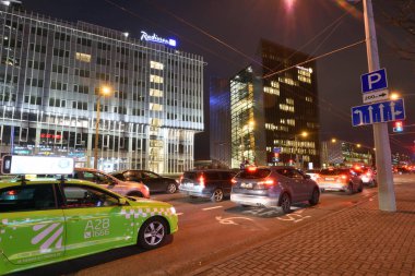Vilnius, Litvanya, 31 Ekim: Gece trafik, Vilnius, Litvanya 31 Ekim 2018 sokak şehir. Vilnius Litvanya ve yüzölçümü en büyük şehri başkenti olduğunu.