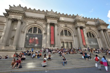 New York City - 24 Ağustos: New York City, NY üzerinde 24 Ağustos 2017 Metropolitan Müzesi yakın kimliği belirsiz kişi. Amerika Birleşik Devletleri'ndeki en büyük Sanat Müzesi Metropolitan Museum of Art New York şehrinin olduğunu