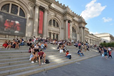 New York City - 24 Ağustos: New York City, NY üzerinde 24 Ağustos 2017 Metropolitan Müzesi yakın kimliği belirsiz kişi. Amerika Birleşik Devletleri'ndeki en büyük Sanat Müzesi Metropolitan Museum of Art New York şehrinin olduğunu