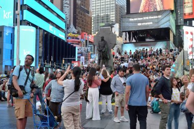 New York City - 26 Ağustos: Kimliği belirsiz kişi üzerinde 26 Ağustos 2017 Manhattan New York City, NY Times Meydanı nda. Times Square önemli turizm ve eğlence merkezi olan.