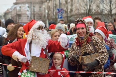 Vilnius, Litvanya - 16 Aralık: Rayları üzerinde 16 Aralık 2018, geleneksel Vilnius Noel yarış Vilnius Litvanya başlangıcı