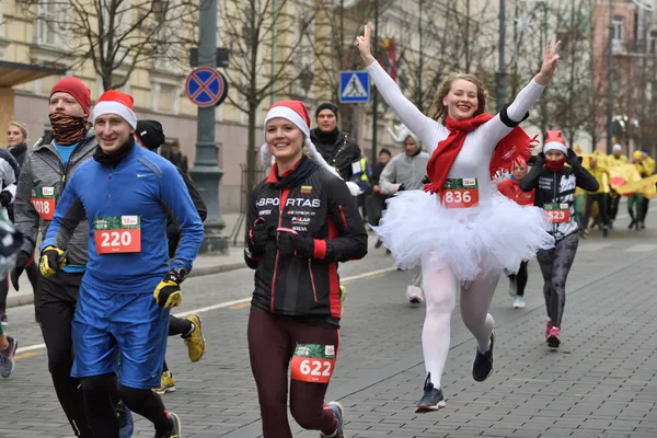立陶宛维尔纽斯 12月16日 2018年12月16日在立陶宛维尔纽斯举行的传统维尔纽斯圣诞比赛的跑步者 — 图库照片