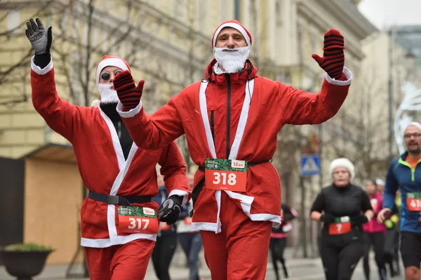 立陶宛维尔纽斯 12月16日 2018年12月16日在立陶宛维尔纽斯举行的传统维尔纽斯圣诞比赛的跑步者 — 图库照片