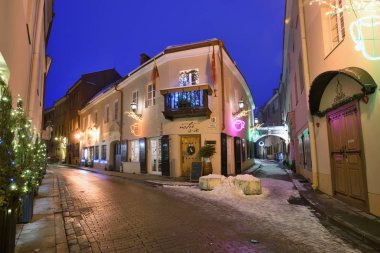 Vilnius - Aralık 23: Vilnius eski şehirde 23 Aralık 2018 zamanında Noel sırasında Vilnius, Litvanya. 1994 yılında Unesco Dünya Mirası listesinde Vilnius Old Town eklenmiştir