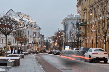 Vilnius - Aralık 23: Vilnius eski şehirde 23 Aralık 2018 zamanında Noel sırasında Vilnius, Litvanya. 1994 yılında Unesco Dünya Mirası listesinde Vilnius Old Town eklenmiştir
