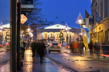 Vilnius - Aralık 23: Noel ağacı ve Noel pazarı üzerinde 23 Aralık 2018 Vilnius eski kasabasında Vilnius, Litvanya. 1994 yılında Unesco Dünya Mirası listesinde Vilnius Old Town eklenmiştir