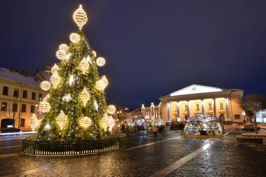 Vilnius - Aralık 23: Noel ağacı ve Noel pazarı üzerinde 23 Aralık 2018 Vilnius eski kasabasında Vilnius, Litvanya. 1994 yılında Unesco Dünya Mirası listesinde Vilnius Old Town eklenmiştir