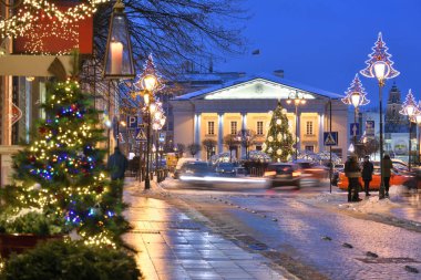 Vilnius - Aralık 23: Noel ağacı ve Noel pazarı üzerinde 23 Aralık 2018 Vilnius eski kasabasında Vilnius, Litvanya. 1994 yılında Unesco Dünya Mirası listesinde Vilnius Old Town eklenmiştir