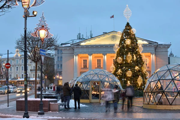 ヴィリニュス リトアニアで 2018 日にビリニュス旧市街のヴィリニュス国際空港 クリスマス ツリーとクリスマス マーケット 1994 年にヴィリニュス旧市街はユネスコの世界遺産リストに含まれていた — ストック写真