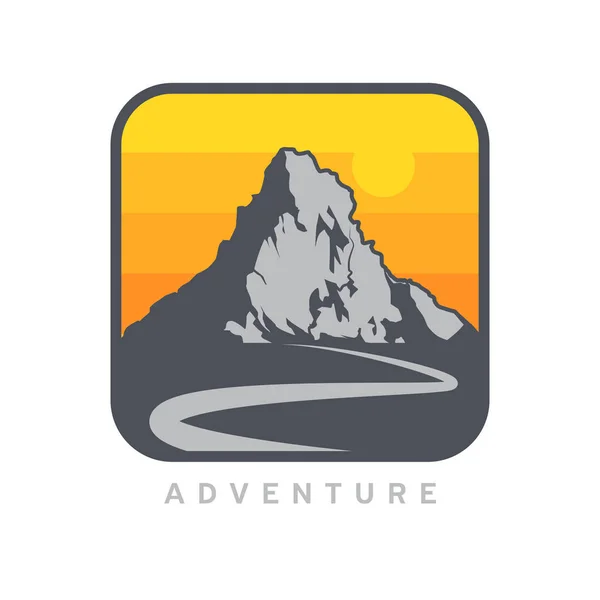山のロゴ ラベル バッジその他のデザイン屋外の冒険の記号またはシンボル ベクトル イラスト — ストックベクタ