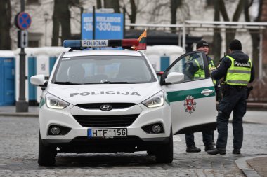 Vilnius, Litvanya - 16 Şubat: araba park edilmiş Vilnius eski şehirde 16 Şubat 2019 polis. Vilnius Litvanya ve yüzölçümü en büyük şehri başkenti olduğunu.