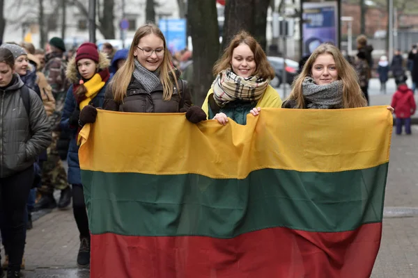 Вильнюс Литва Февраля Неизвестные Собрались Флагами Праздновании Дня Независимости Литвы — стоковое фото