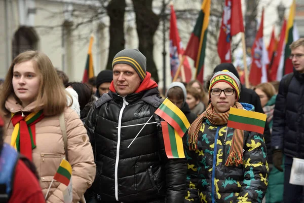 2019 日リトアニア ヴィリニュスのリトアニアの独立の日の国立祭典でフラグを持って集まったビリニュス リトアニア 身元不明者 — ストック写真