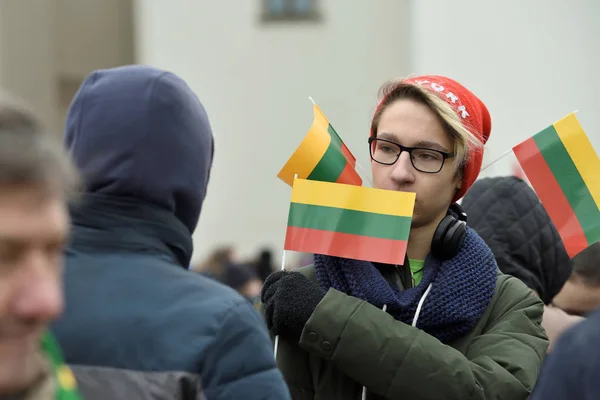 Вильнюс Литва Февраля Неизвестные Собрались Флагами Праздновании Дня Независимости Литвы — стоковое фото