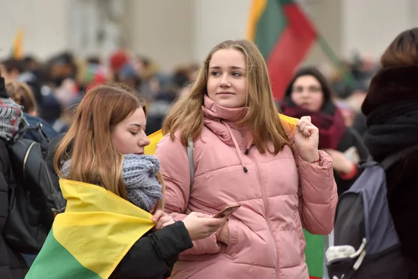 Vilnius Litouwen Februari Niet Geïdentificeerde Mensen Verzameld Met Vlaggen Viering — Stockfoto