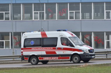 Vilnius, Litvanya - 16 Şubat: ambulans araba üzerinde 16 Şubat 2019 Vilnius sokakta. Vilnius Litvanya ve yüzölçümü en büyük şehri başkenti olduğunu.