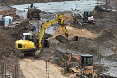 Vilnius, Litvanya - 16 Şubat: Ekskavatör üzerinde 16 Şubat 2019 şantiye. Vilnius Litvanya ve yüzölçümü en büyük şehri başkenti olduğunu.