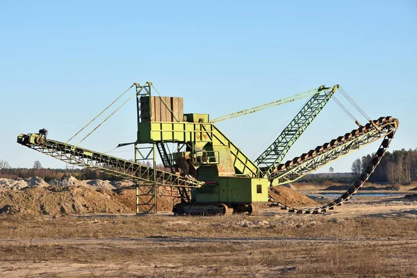 採石場での石の粉砕機 作業採掘機 石の粉砕機 建設のための石の採石に動作します 採鉱産業 — ストック写真