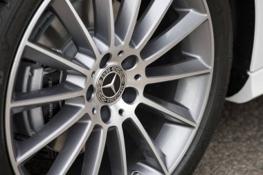 Vilnius, Litvanya - 18 Mayıs: Close Up, Mercedes Benz logosu araba tekerlek üzerinde 18 Mayıs 2018 Vilnius, Litvanya. Mercedes-Benz Alman küresel otomobil marque ve Daimler Ag bir bölümü olduğunu