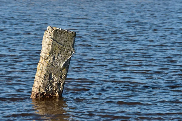 Ancien Pilier Béton Martelé Dans Lac — Photo