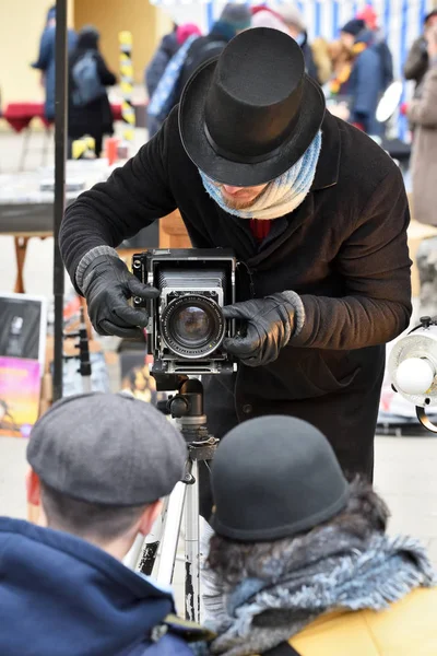 Pessoas tirando fotos com câmera de filme clássico — Fotografia de Stock