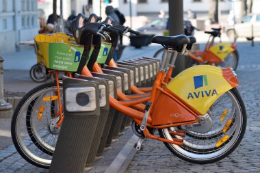 Renkli Aviva Bisiklet parkinkg, kira için kullanılabilir